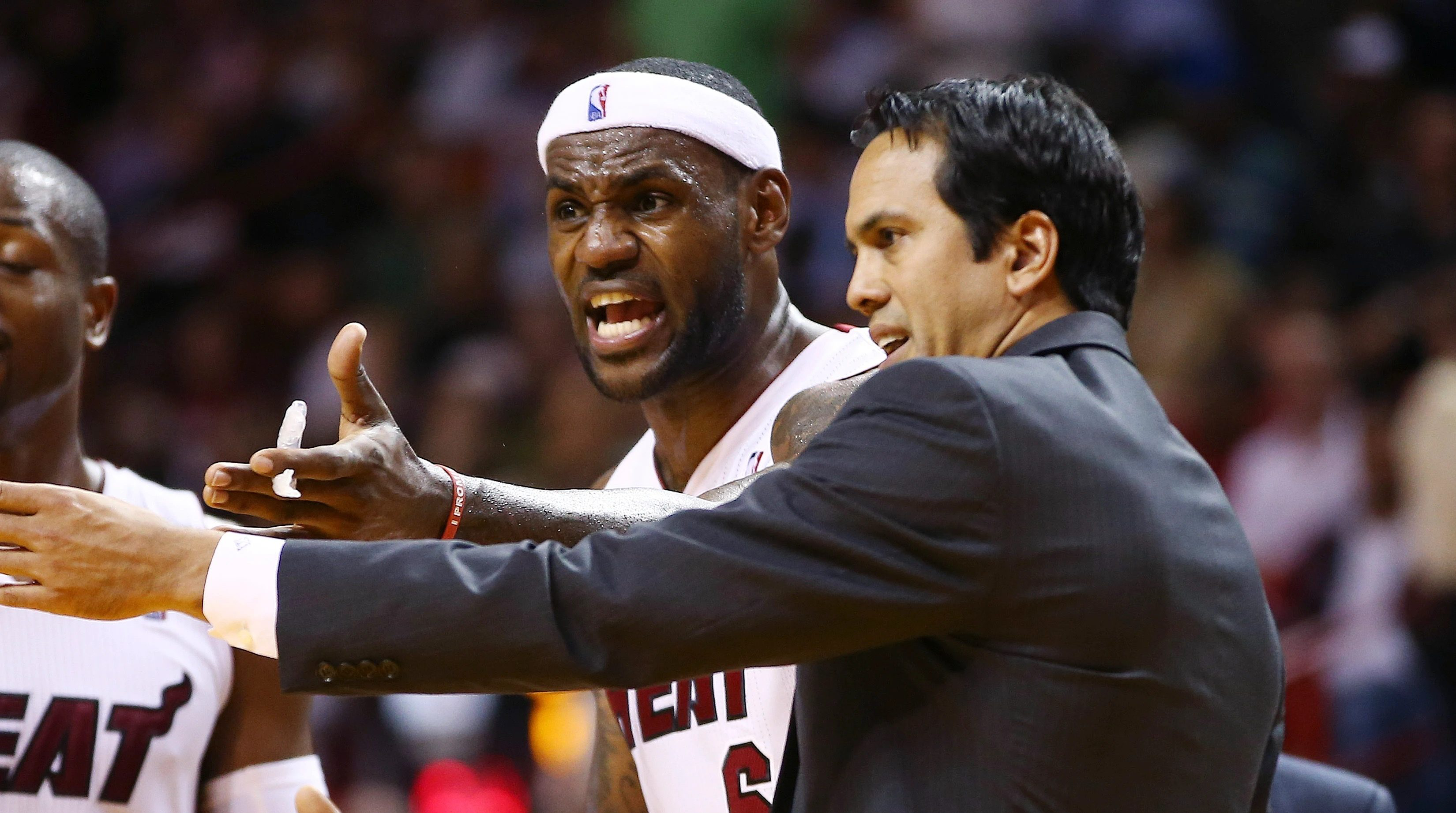 爱游戏体育官方-Doinb遭遇二十持续失利，热火教练压力巨大！-爱游戏体育官方