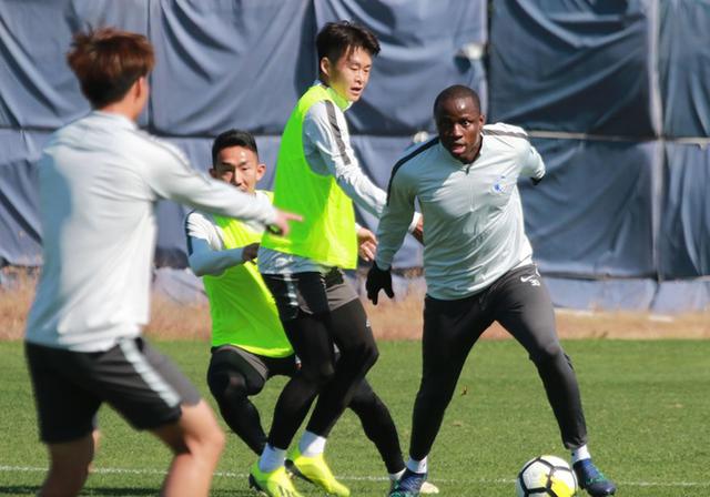 爱游戏体育官方-风云突变！武汉三镇加时末段更衣室发声；德甲版图或变；质疑声仍在；球队文化再被提及-爱游戏体育官方